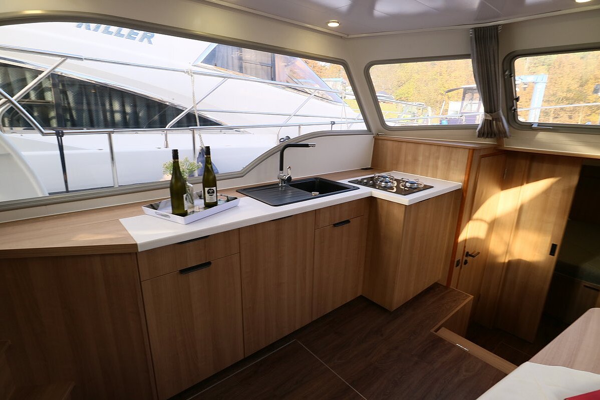 Dieses Bild zeigt unsere Yacht Sally - Concordia 120 AC  - Ansicht der Küchenzeile