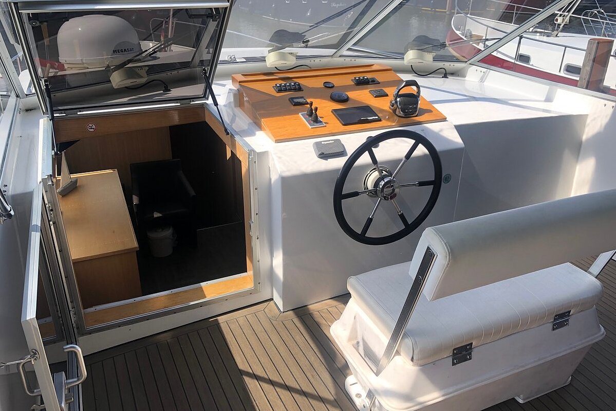 Dieses Bild zeigt unsere Yacht Hope - M-Retro 130 -  Steuer