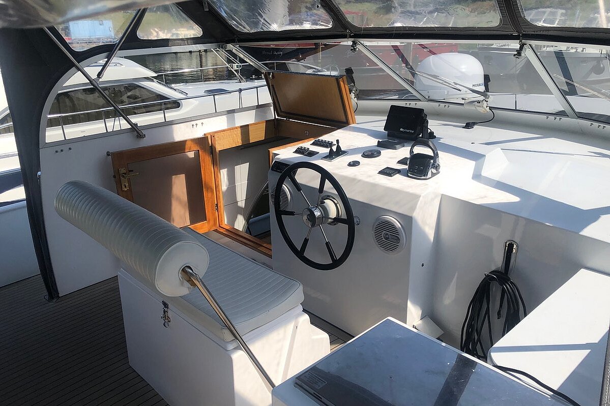 Dieses Bild zeigt unsere Yacht Platinum - M-Retro 120 - Steuer