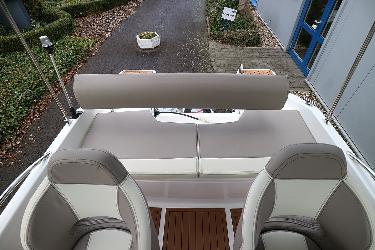 Dieses Bild zeigt unser Motorboot Aquila 5.3 Sun inkl. Motor - Ansicht der Rückbank