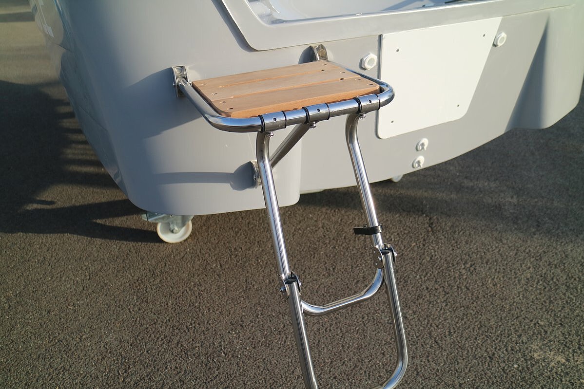 Das Bild zeigt unseren Mazury 480 LC Trittleiter