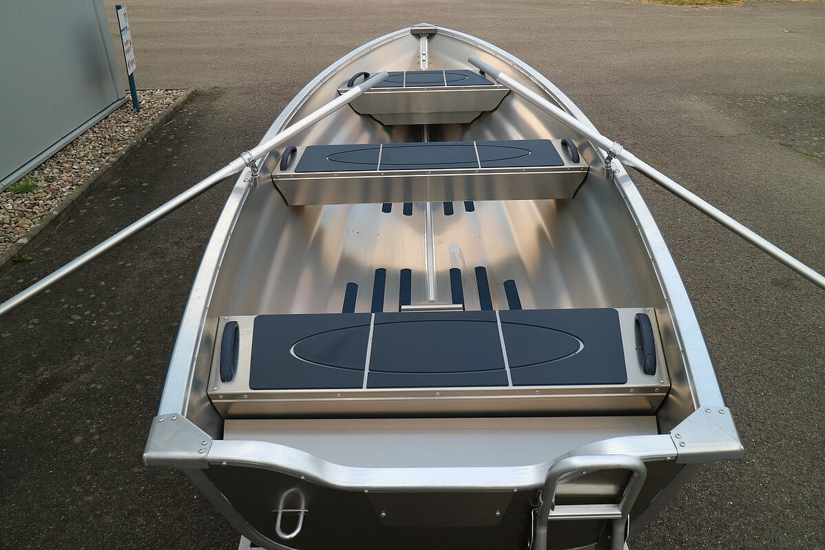 Dieses Bild zeigt die 3 Sitzflächen der Linder Fishing 410.