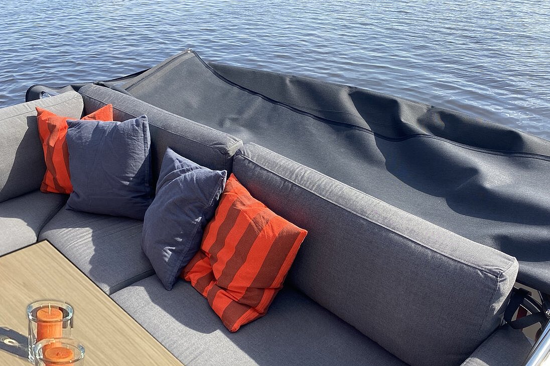 Dieses Bild zeigt unsere Yacht Vida - Discovery 47AC Luxury - Cabrio Verdeck