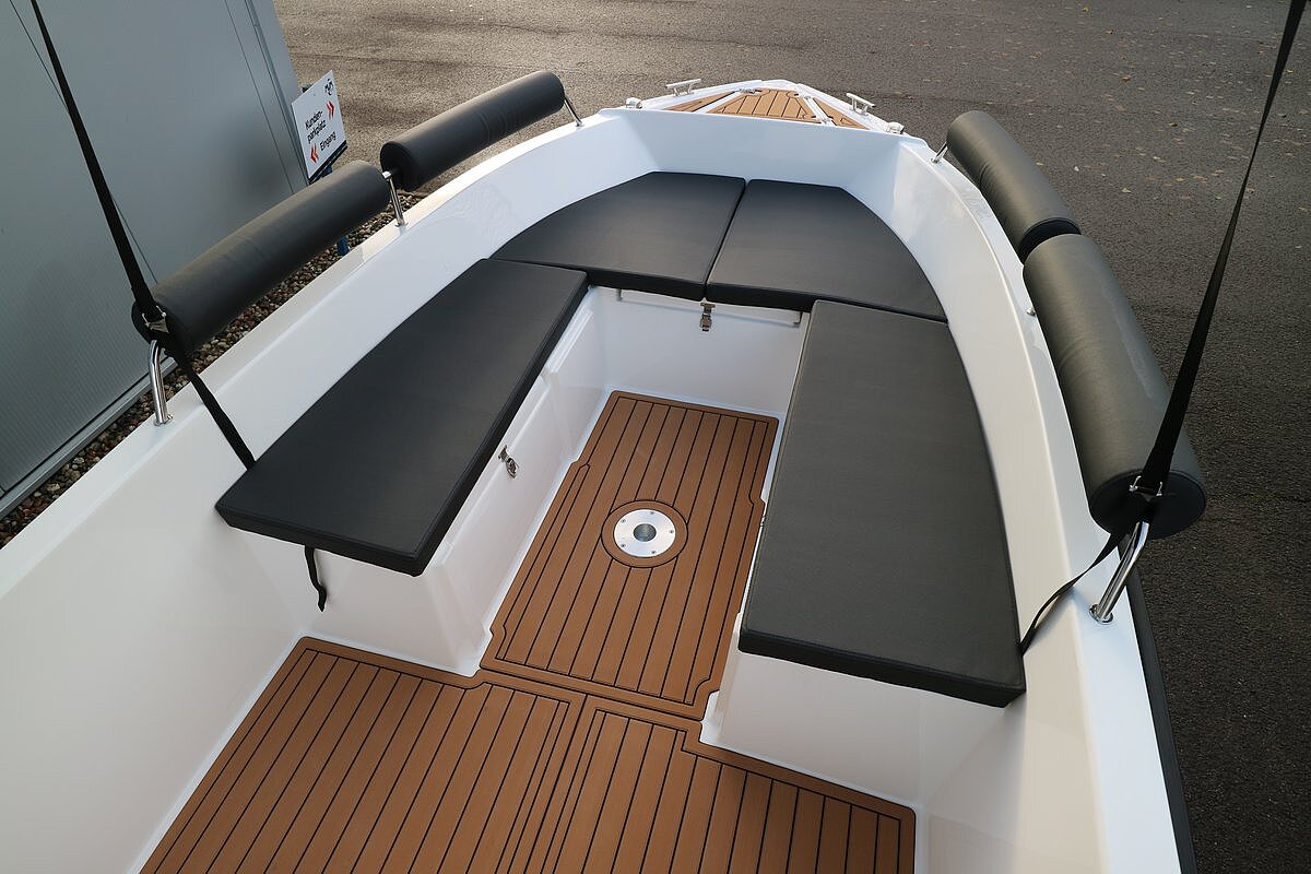 Dieses Bild zeigt unser Motorboot Aquila 4.8 Family inkl. Motor - Sitzfläche anderer Winkel