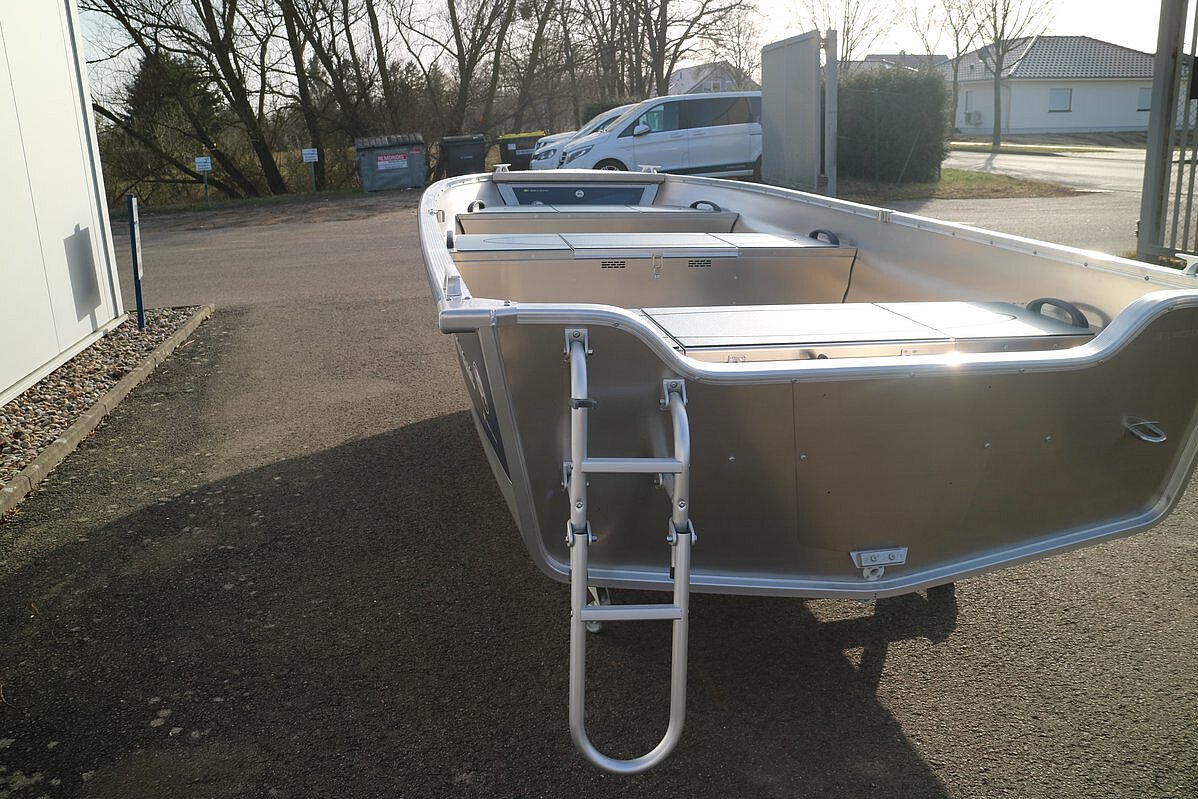 Dieses Bild zeigt die Einstiegsleiter der Linder Sportsman 445 Basic hinten.