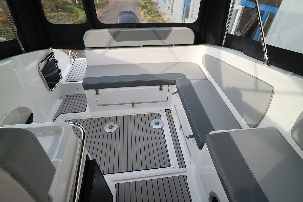 Dieses Bild zeigt unser Motorboot Saver 750 Cabin - Sitzecke