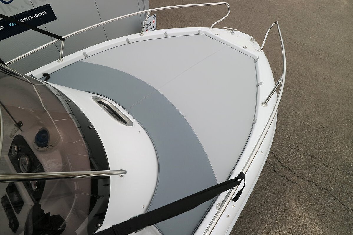 Dieses Bild zeigt unser Motorboot Saver 560 Walk Around - vordere Liegefläche andere Ansicht