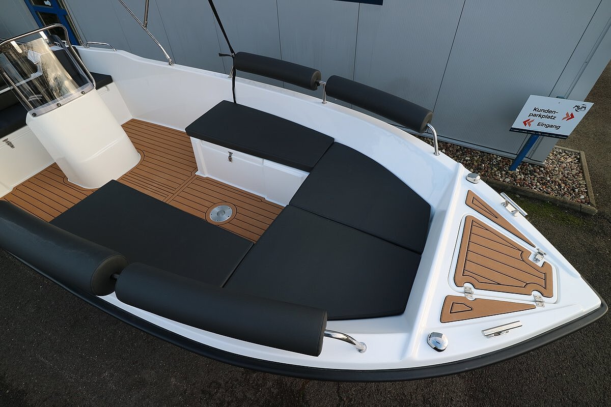 Dieses Bild zeigt unser Motorboot Aquila 4.8 Family inkl. Motor - als volle Sitzfläche