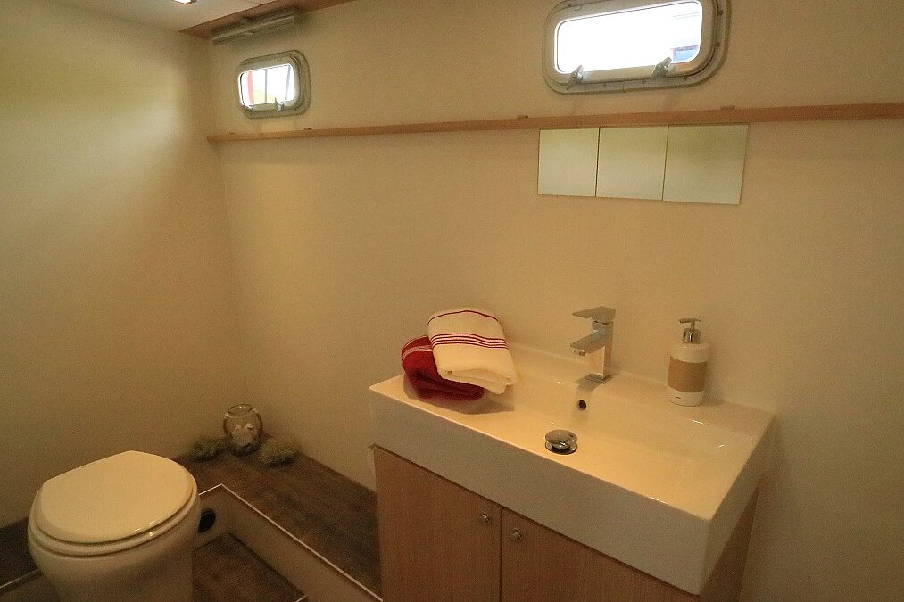 Dieses Bild zeigt unsere Yacht Hope - M-Retro 130 - Bad