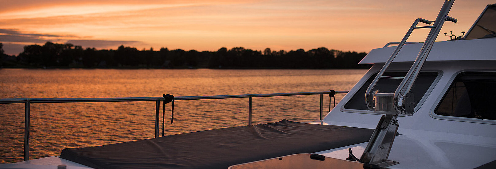 Oberdeck einer Yacht bei Sonnenuntergang