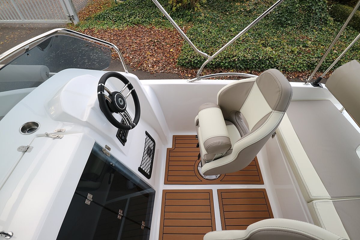 Dieses Bild zeigt unser Motorboot Aquila 5.3 Sun inkl. Motor - Ansicht auf Steuer und Sitz seitlich