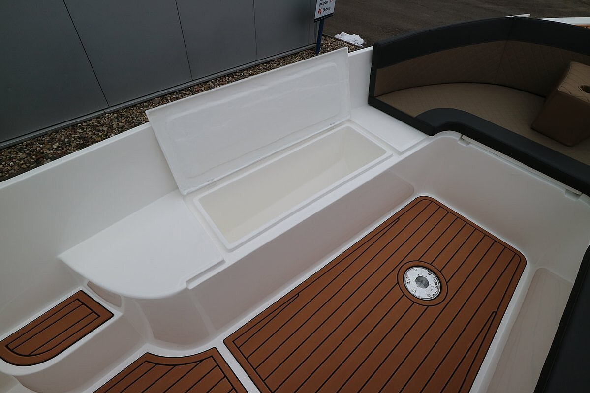 Dieses Bild zeigt unser Motorboot Aquila 5.2 Classic inkl. Motor - Ansicht auf seitliche Sitzbank, blick auf den Stauraum