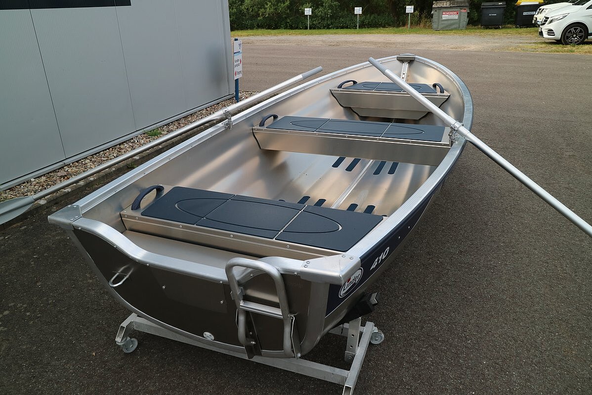 Dieses Bild zeigt unser Aluboot Linder Fishing 410 - Ansicht hinten mit Ruder in Position