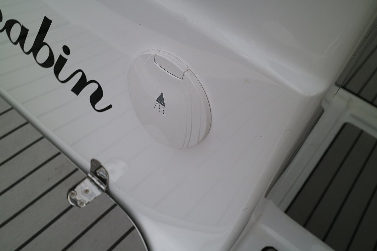 Dieses Bild zeigt unser Motorboot Saver 750 Cabin  - Duschanschluss