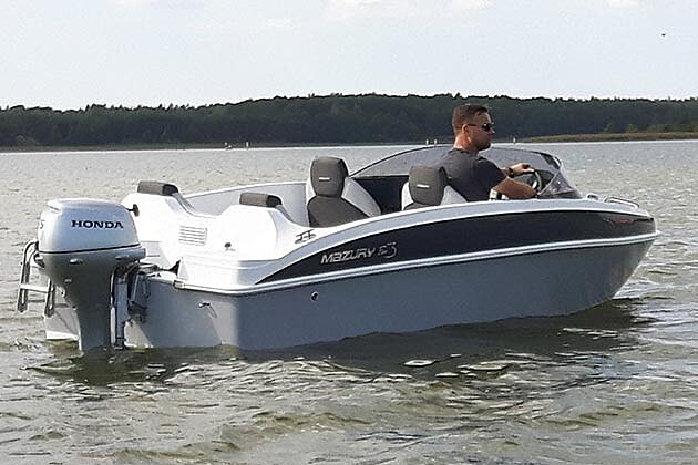 Das Bild zeigt unseren Mazury Fun 3 in Aktion, Ansicht von Hinten