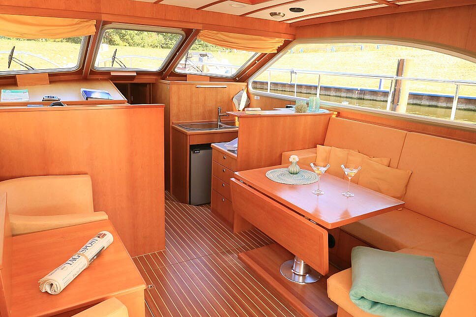 Dieses Bild zeigt unsere Yacht Aquamarin - M-Cruiser 125 - Salonansicht der Sitzbank mit Tisch