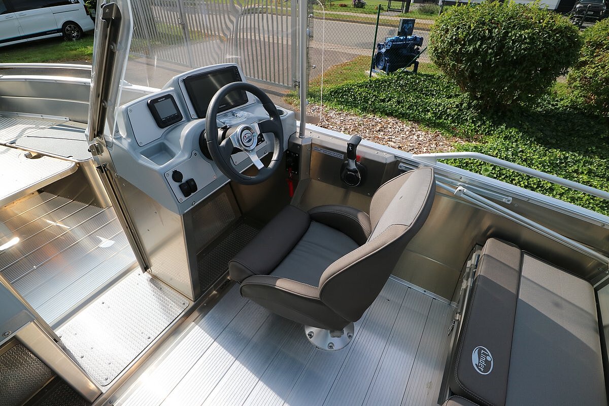 Dieses Bild zeigt unser Aluboot Linder Arkip 530 BR - Steuer und Fahrersitz