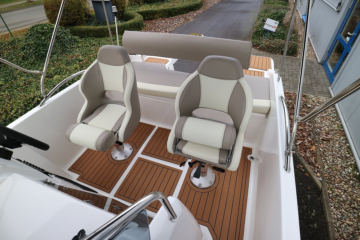 Dieses Bild zeigt unser Motorboot Aquila 5.3 Sun inkl. Motor - Ansicht der Rückbank und Sitze anderer Winkel