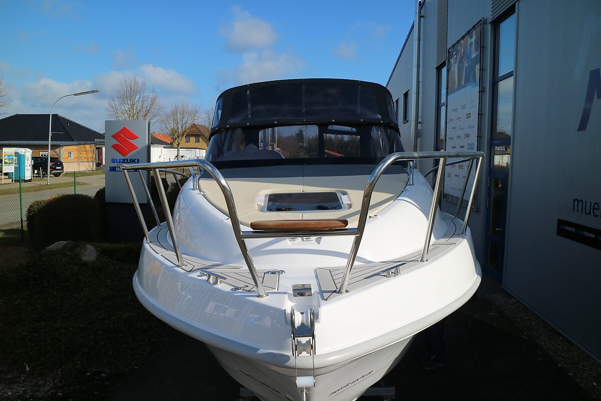 Dieses Bild zeigt unser Motorboot Saver 690 Cabin - Frontansicht