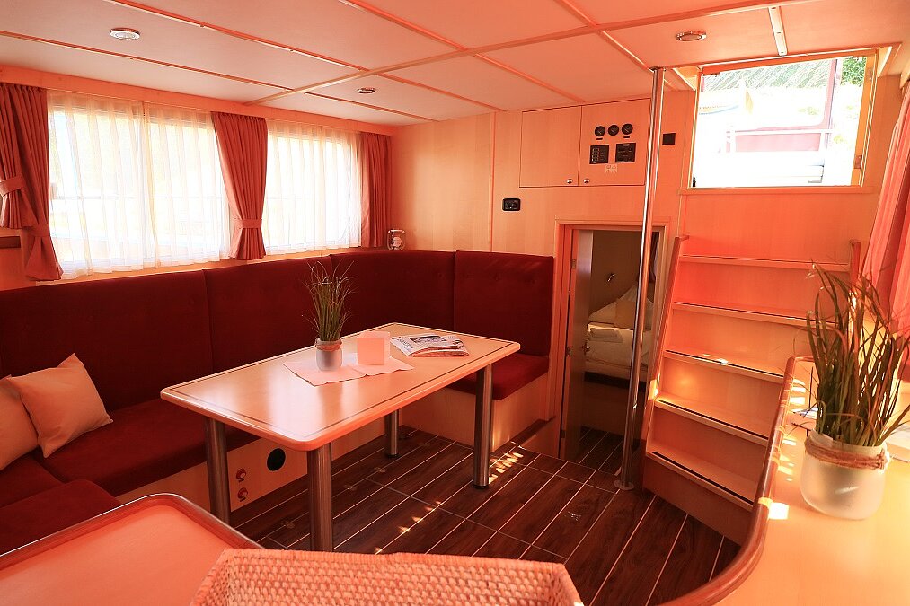 Dieses Bild zeigt unsere Yacht M-Classic 135 - Salon anderer Winkel