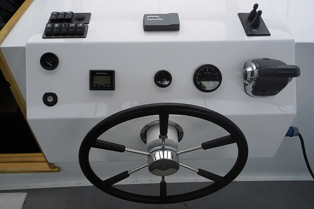 Dieses Bild zeigt unsere Yacht Louis - M-Sport 140 - Steuer