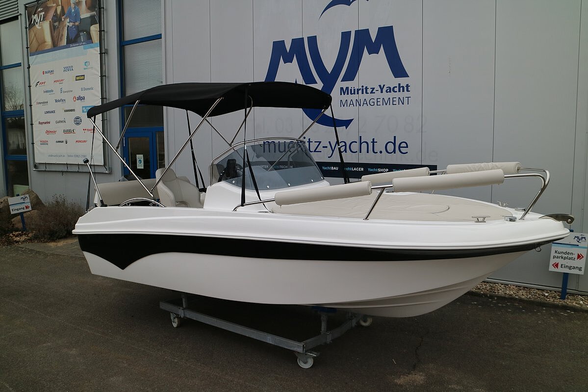 Dieses Bild zeigt unser MotorbootAquila 5.3 Sundeck inkl. Motor  - Seitenansicht von vorne