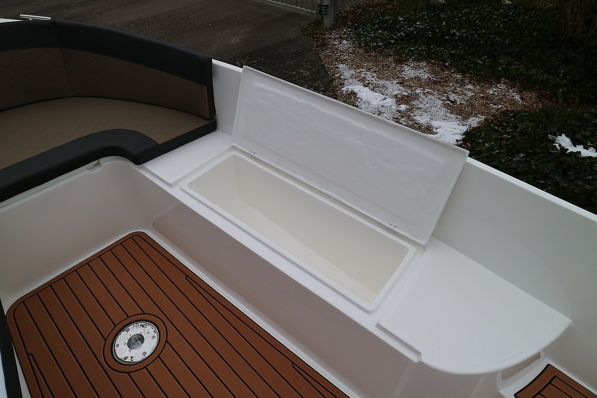 Dieses Bild zeigt unser Motorboot Aquila 5.2 Classic inkl. Motor  - Ansicht auf seitliche Sitzbank andere Seite, blick auf den Stauraum