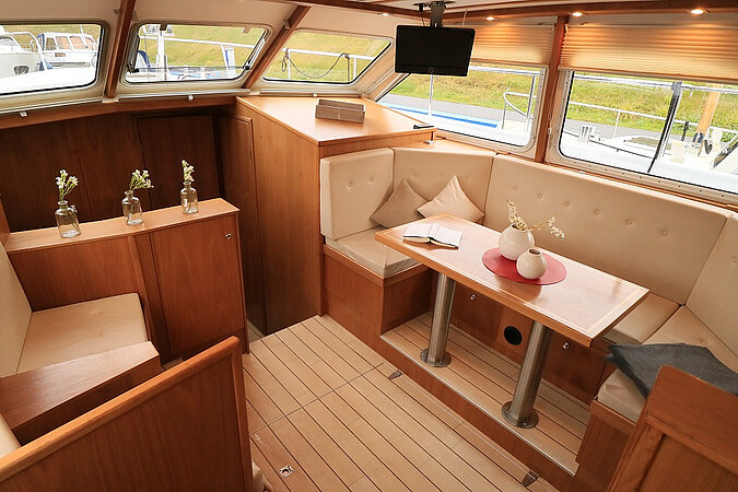 Dieses Bild zeigt unsere Yacht M-Line - M-Retro - Salon