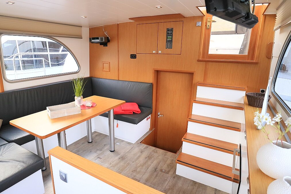 Dieses Bild zeigt unsere Yacht Platinum - M-Retro 120 - Salonansicht Sitzecke