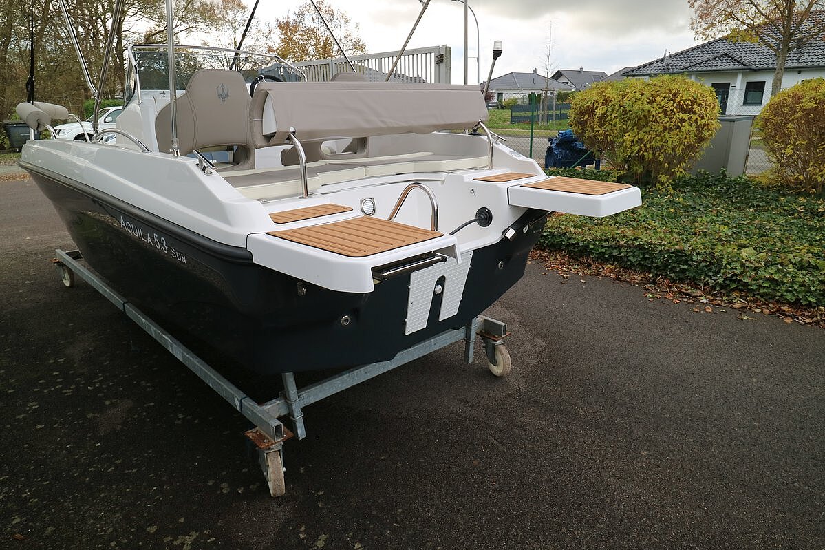 Dieses Bild zeigt unser Motorboot Aquila 5.3 Sun inkl. Motor - Ansicht des Hecks