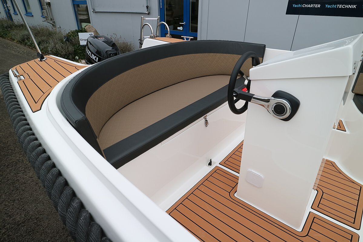 Dieses Bild zeigt unser Motorboot Aquila 5.2 Classic inkl. Motor - Ansicht auf die Steuerung mit Sitzbank