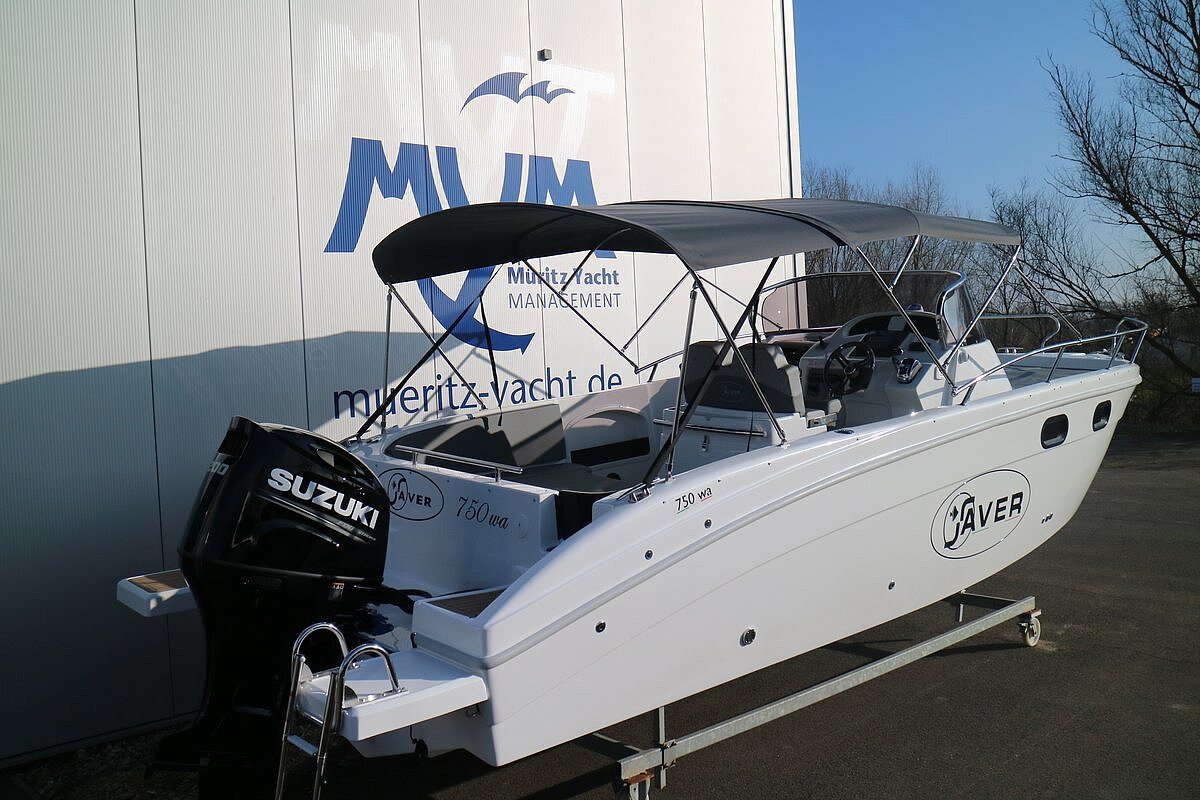 Dieses Bild zeigt unser Motorboot Saver 750 Walk Around - Seitenansicht von hinten