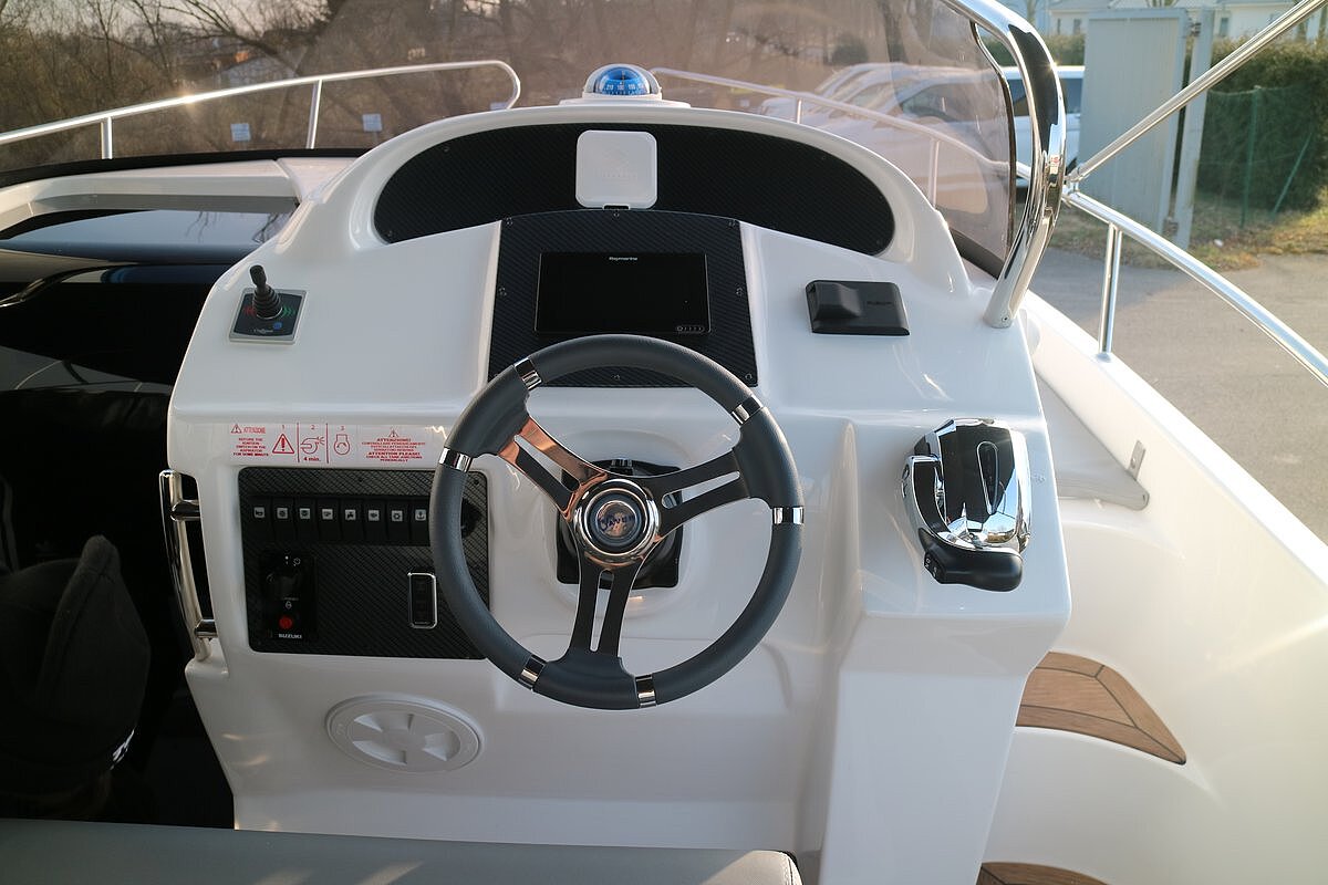 Dieses Bild zeigt unser Motorboot Saver 750 Walk Around - Steuer