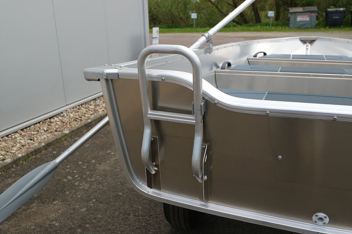 Dieses Bild zeigt unser Aluboot Linder Sportsman 355 -  Rettungsleiter