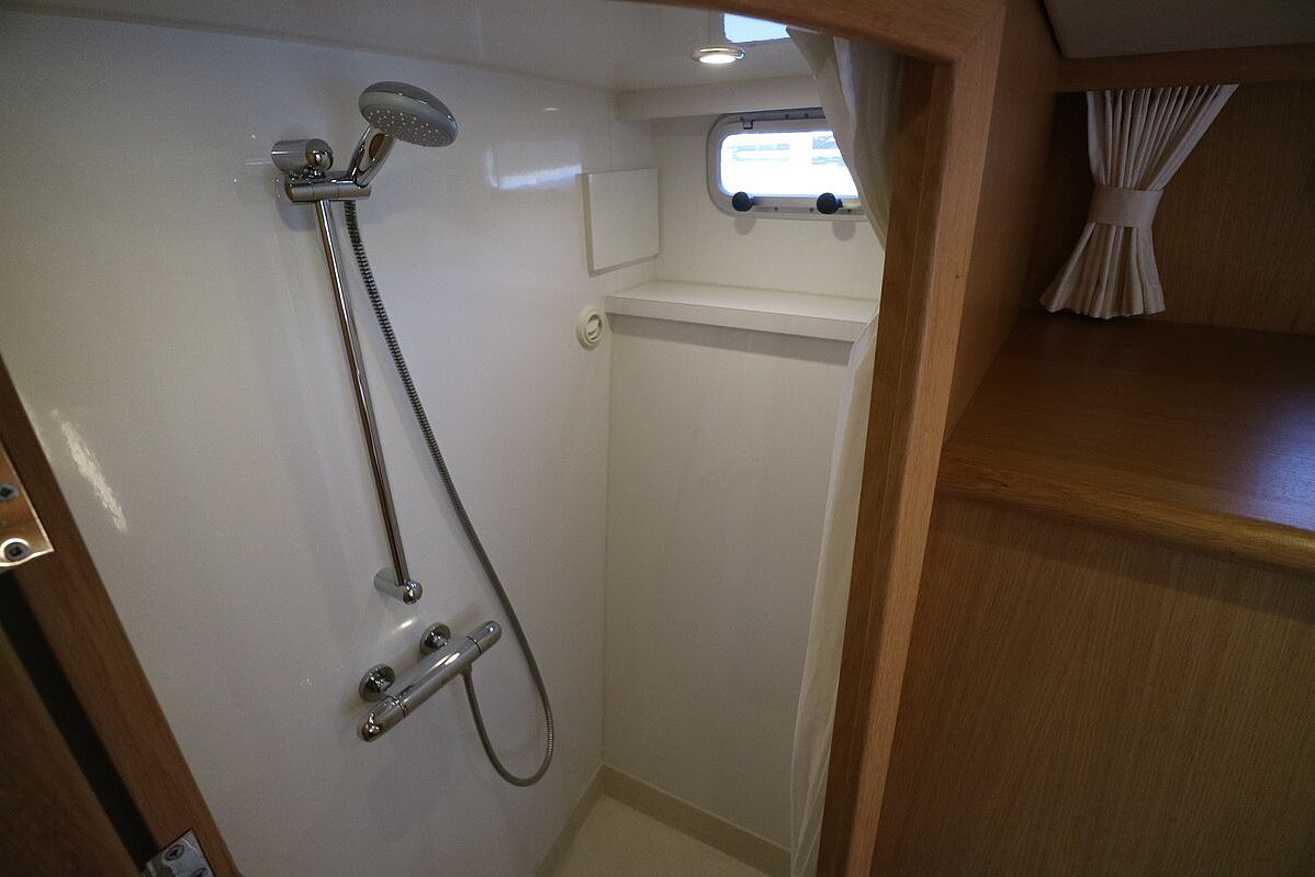 Dieses Bild zeigt unsere Yacht Leonie - Succes 115 Ultra - Dusche