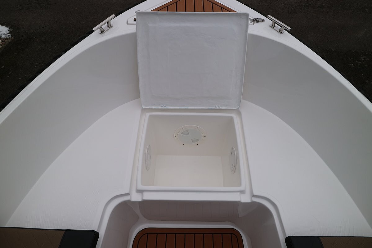 Dieses Bild zeigt unser Motorboot Aquila 5.2 Classic inkl. Motor - Ansicht auf vordere Sitzbank, blick auf den Stauraum
