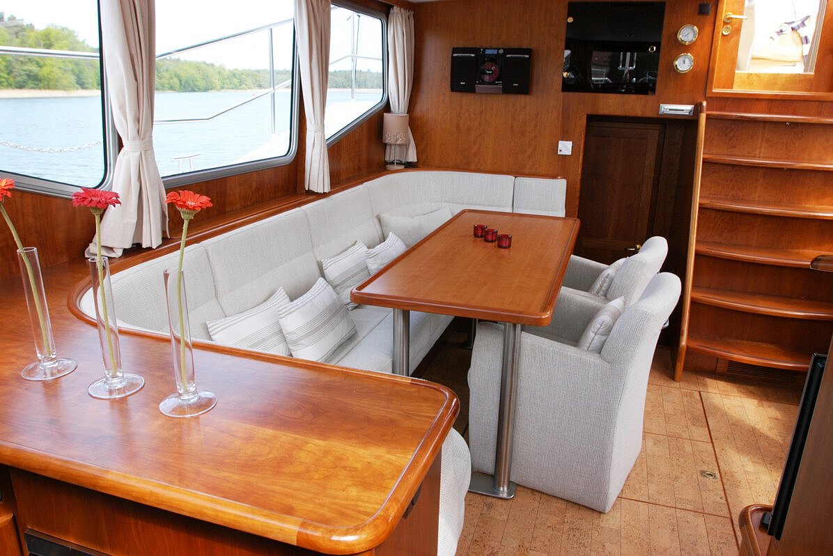 Dieses Bild zeigt unsere Yacht ZORA - Vacance 1350 - Salon anderer Winkel