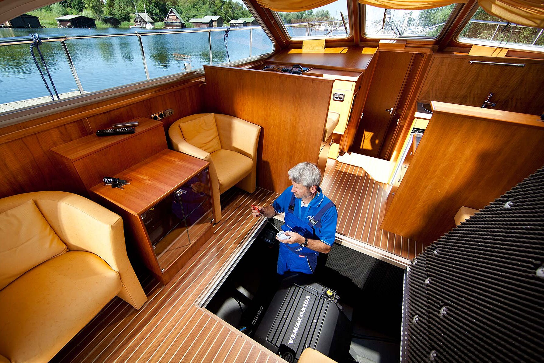 Unser Mitarbeiter überprüft den Motor einer unserer Yachten