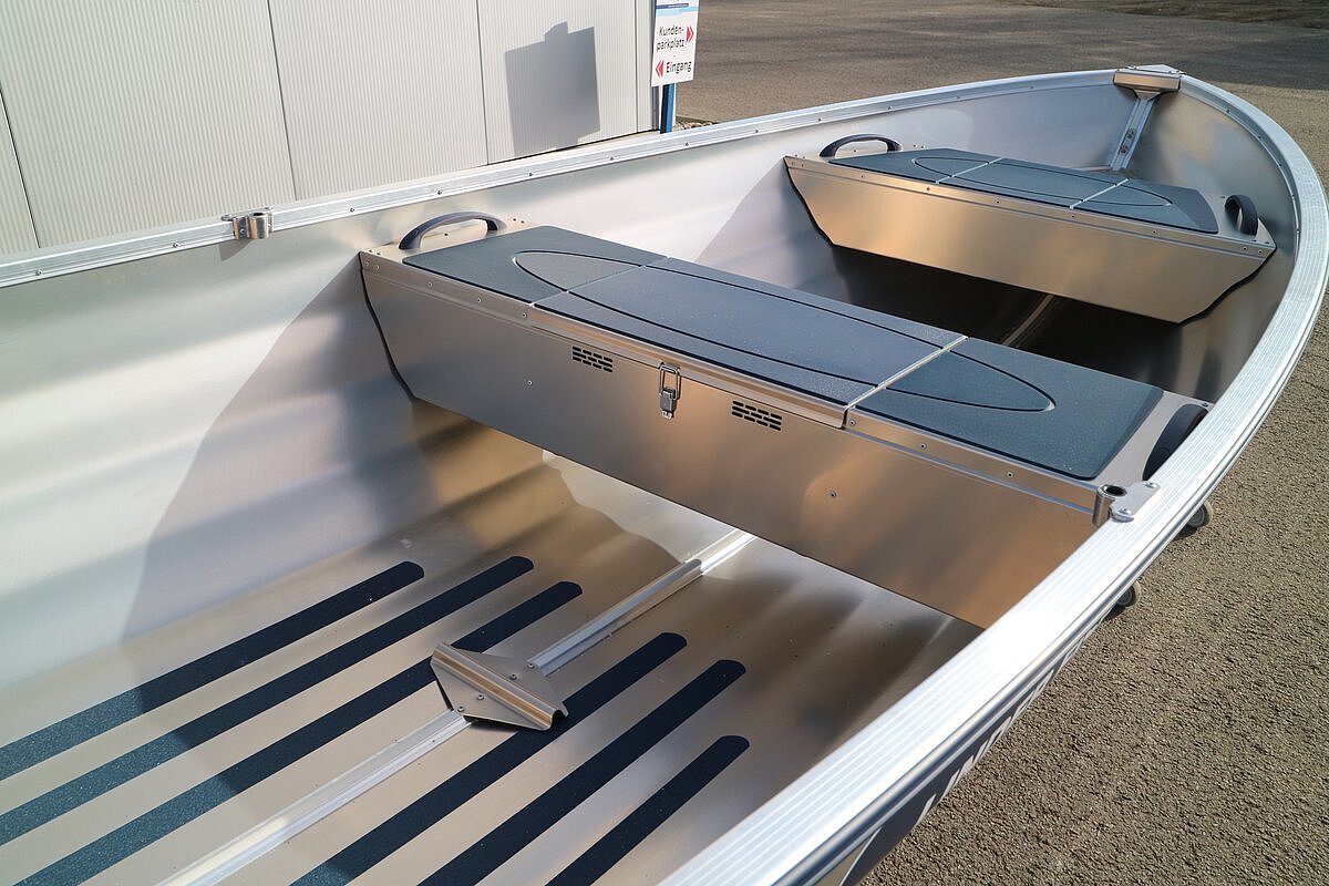 Dieses Bild zeigt unser Aluboot Linder Fishing 440  - Ansicht der Sitzfläche mitte und vorne