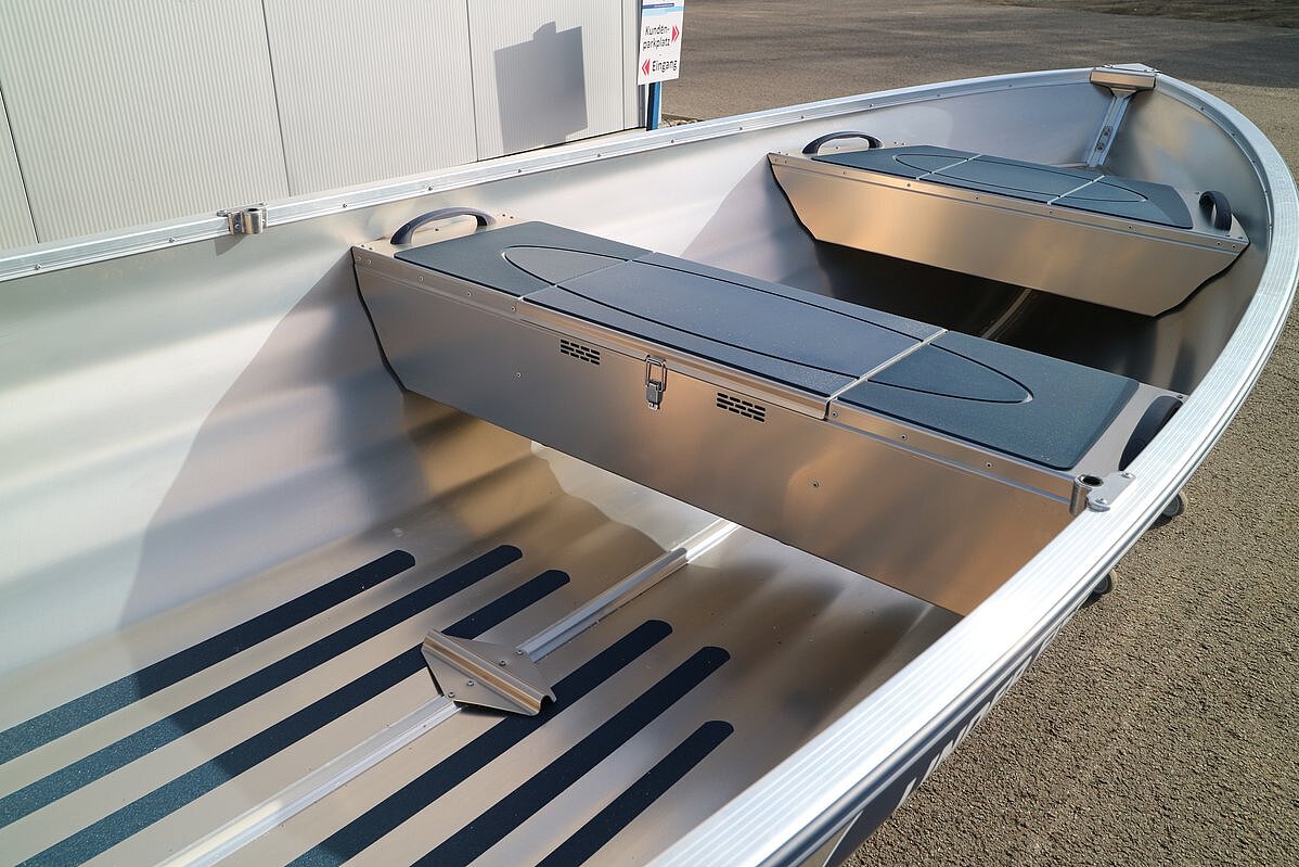 Dieses Bild zeigt die vorderen beiden Sitzbänke der Linder Fishing 440.