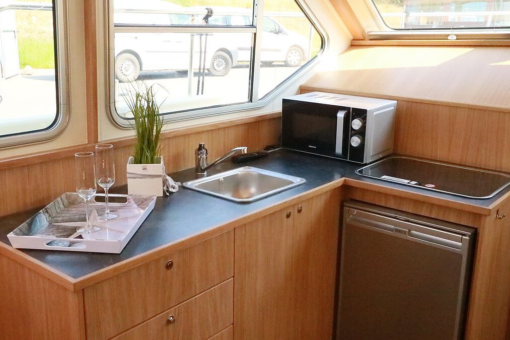 Dieses Bild zeigt unsere Yacht Cappuccino - M-Retro 120 - Küchenzeile