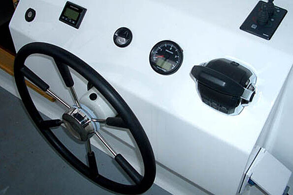 Dieses Bild zeigt unsere Yacht M-Line - M-Sport - Steuer