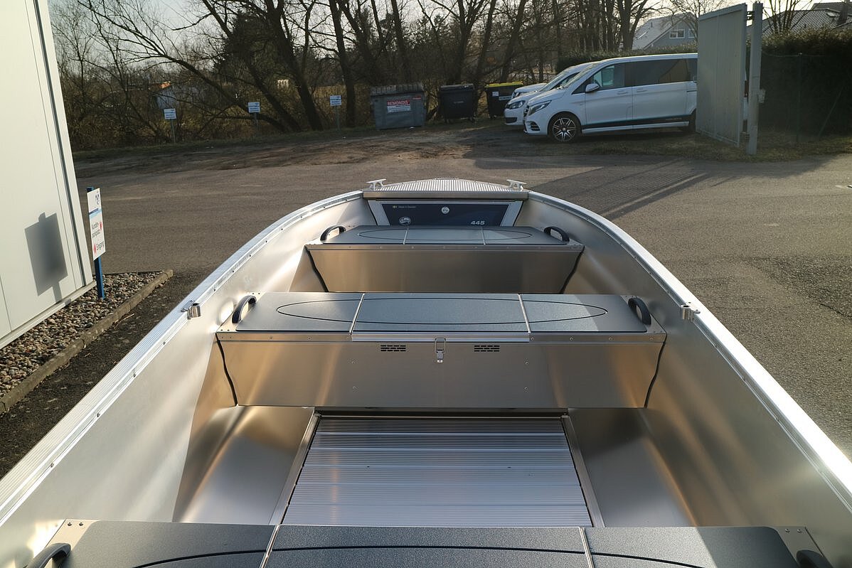 Dieses Bild zeigt unser Aluboot Linder Sportsman 445 Basic - Sitzbank Mitte und vorne mit Stauraum