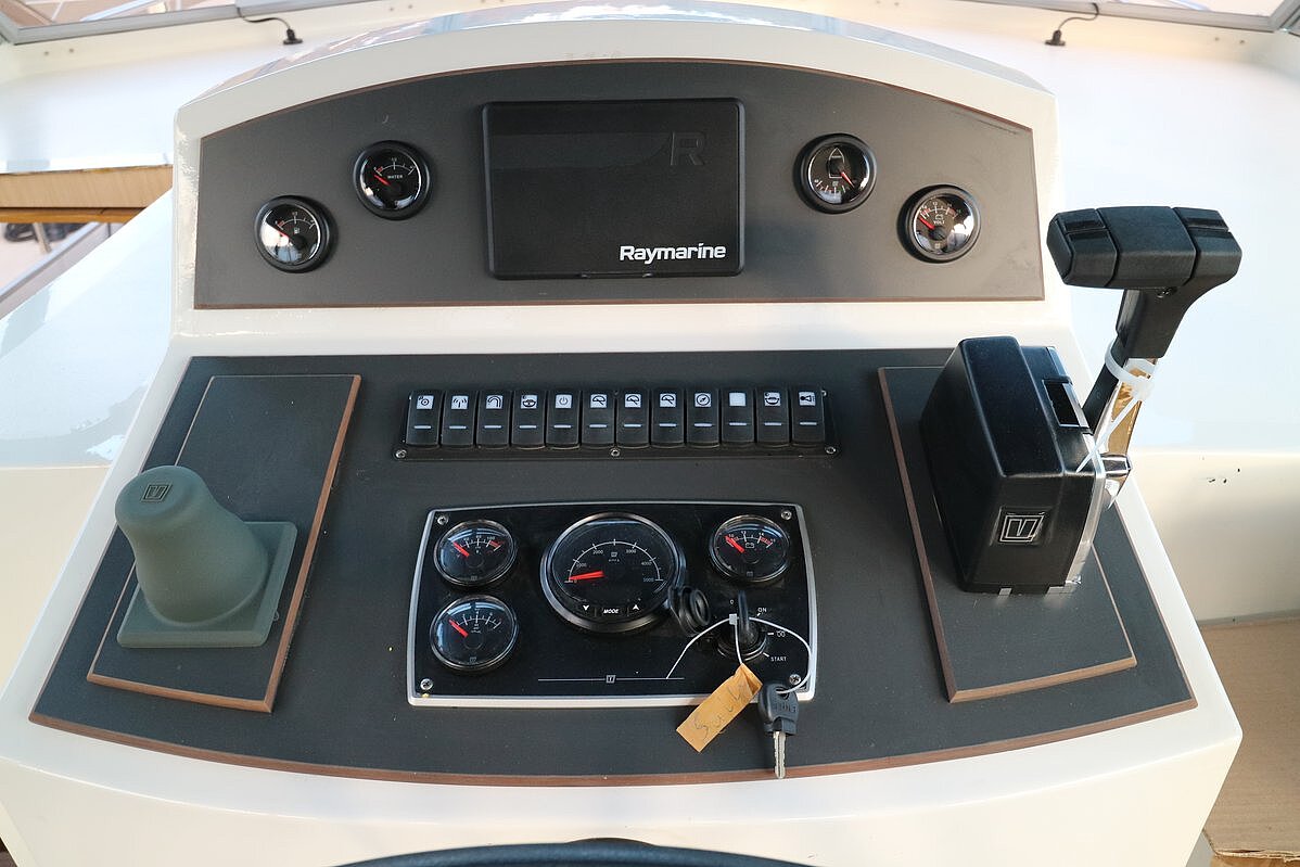 Dieses Bild zeigt unsere Yacht Sally - Concordia 120 AC  - Ansicht der Yachtsteuerung