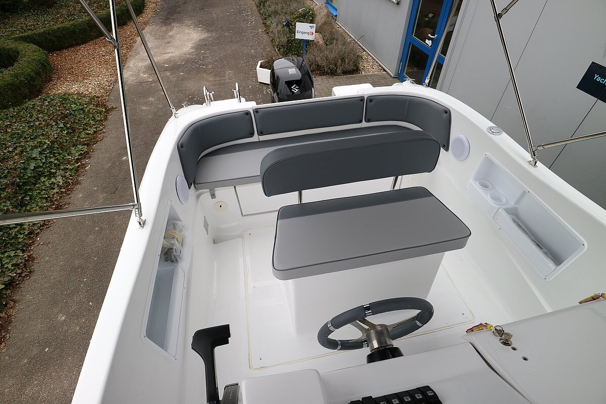 Dieses Bild zeigt unser Motorboot Saver 560 Walk Around - Ansicht auf das Heck mit Sitzfläche