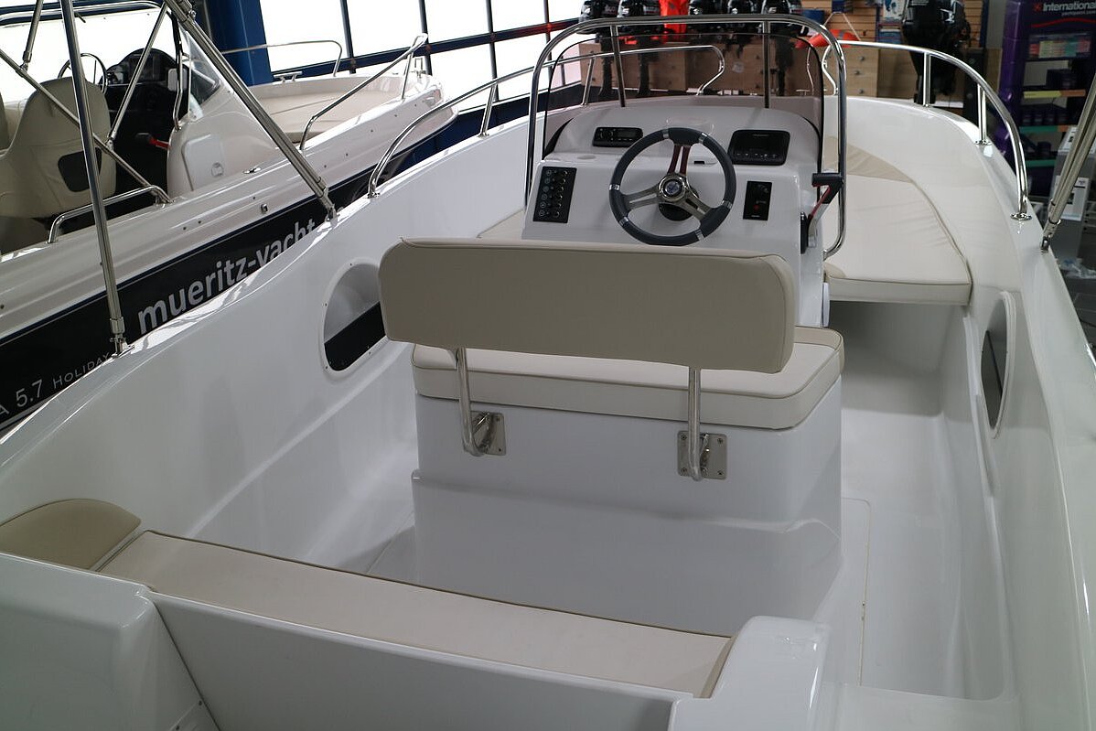 Dieses Bild zeigt unser Motorboot Saver 19 Open - Ansicht des Steuers mit Sitz