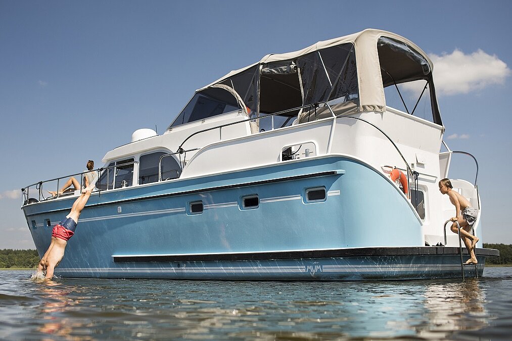 Dieses Bild zeigt unsere Yacht Sky Blue - M-Retro 140 Pool - Rückansicht