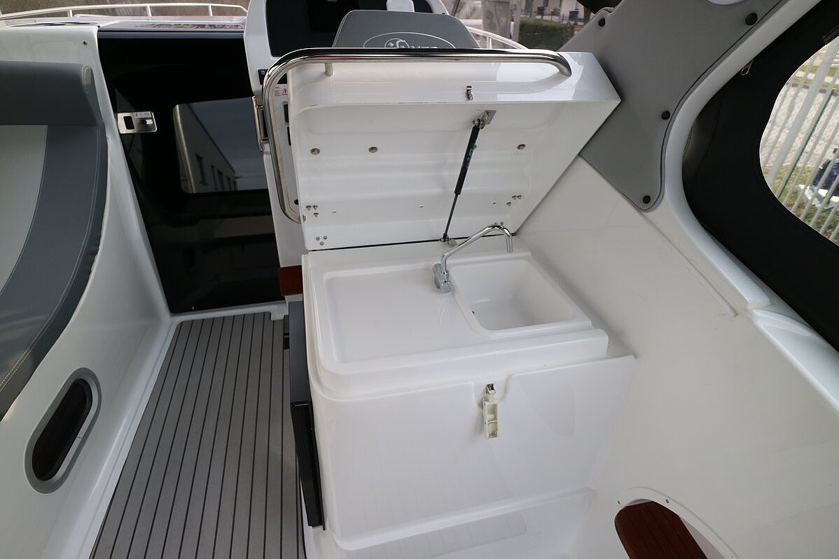 Dieses Bild zeigt unser Motorboot Saver 750 Cabin - Kühlbox/Stauraum