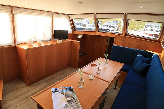 Diese Bild zeigt unsere Yacht Pollux - M-Classic 145 - Salon anderer Winkel
