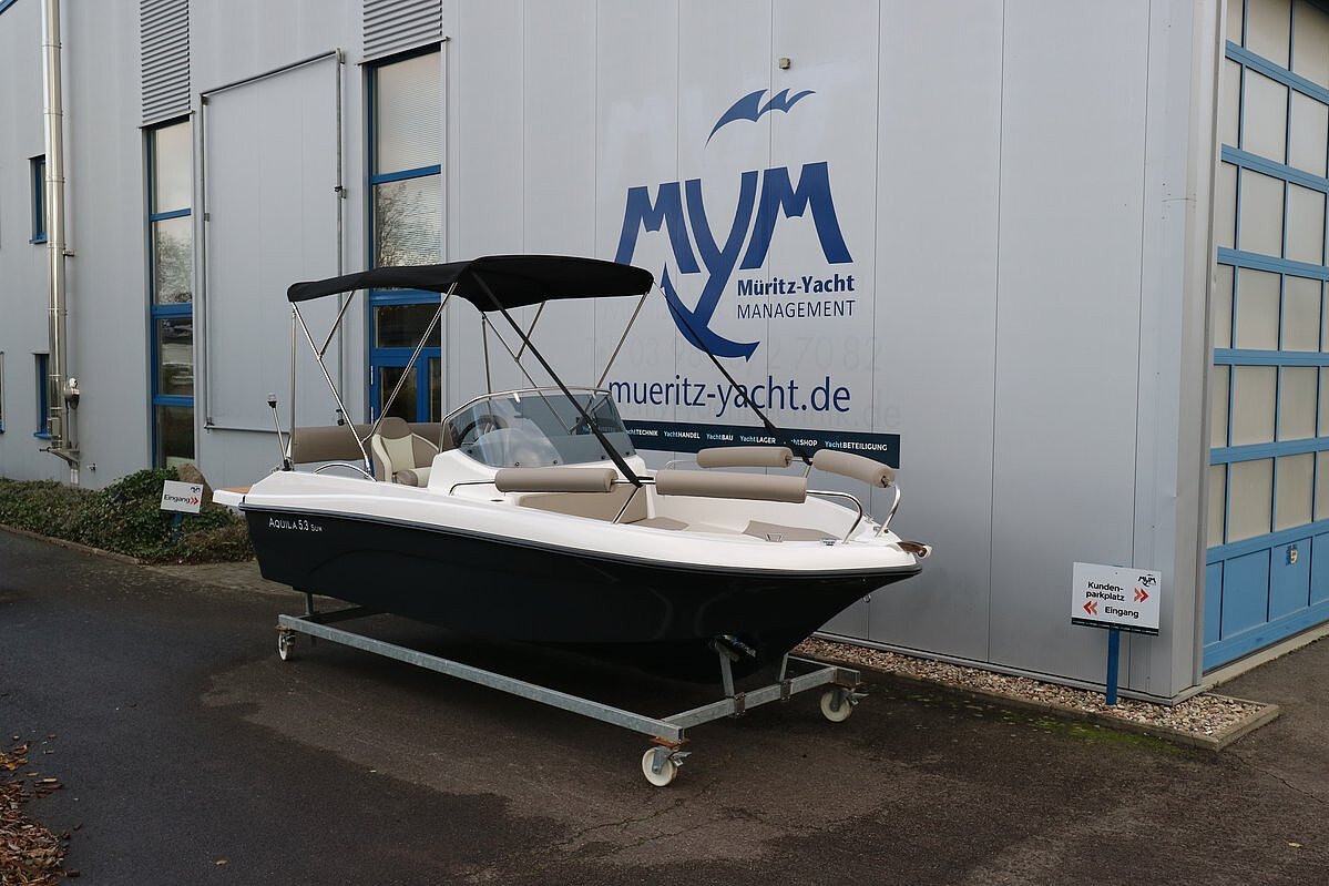 Dieses Bild zeigt unser Motorboot Aquila 5.3 Sun inkl. Motor - Ansicht von vorne